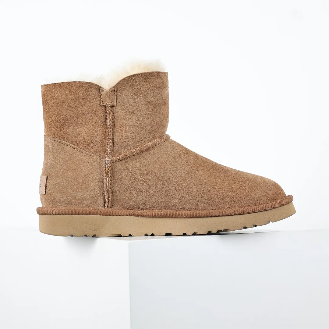 Pick up locally 💰560 Core recommended good price It is a very suitable choice for home furnishings. In the new year, uug launched a series of styles, which are partial to the preferences of young consumers and have also moved to the forefront of fashion trends. Shoe body material: water-repellent coated suede upper, 17 mm UGGPURE™ implantable wool insole, lightweight non-slip and comfortable rubber outsole, with brand LOGO and trademark, with full packaging Size: 35 36 37 38 39 40